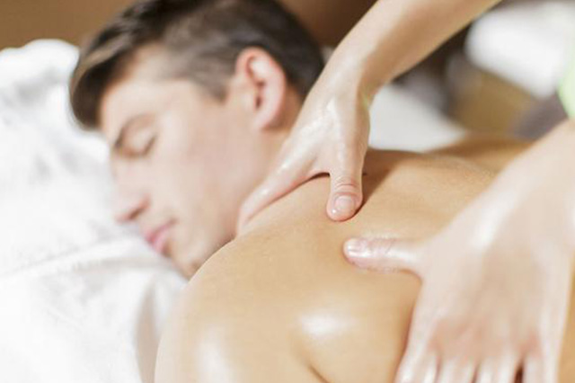 Man getting a hot oil massage